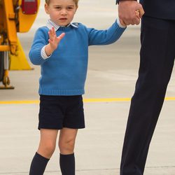 El Príncipe Jorge saluda a su llegada a su primer viaje oficial a Canadá