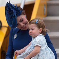 Kate Middleton mira con cariño a la Princesa Carlota a su llegada a Canadá