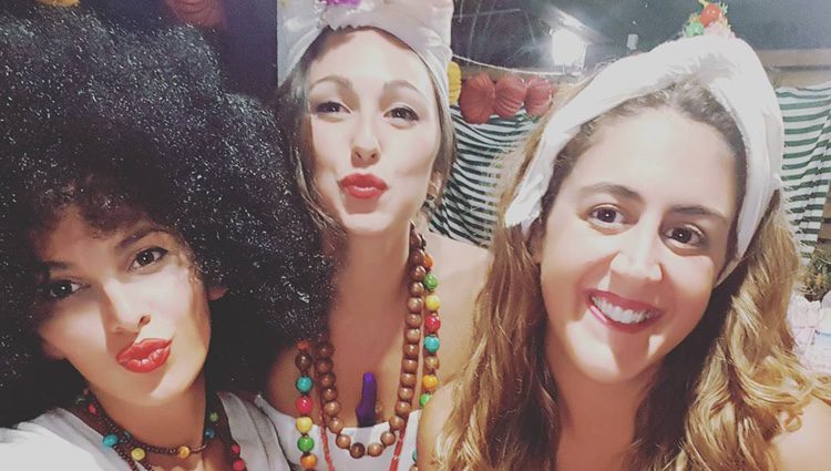 Irene Rosales con sus amigas en su despedida de soltera disfrazadas de mamachichos