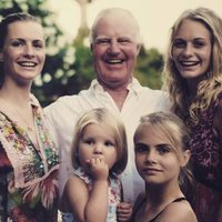 Las hermanas Delevingne con uno de sus abuelos y una prima