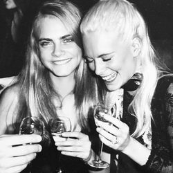 Cara y Poppy Delevingne en una fiesta