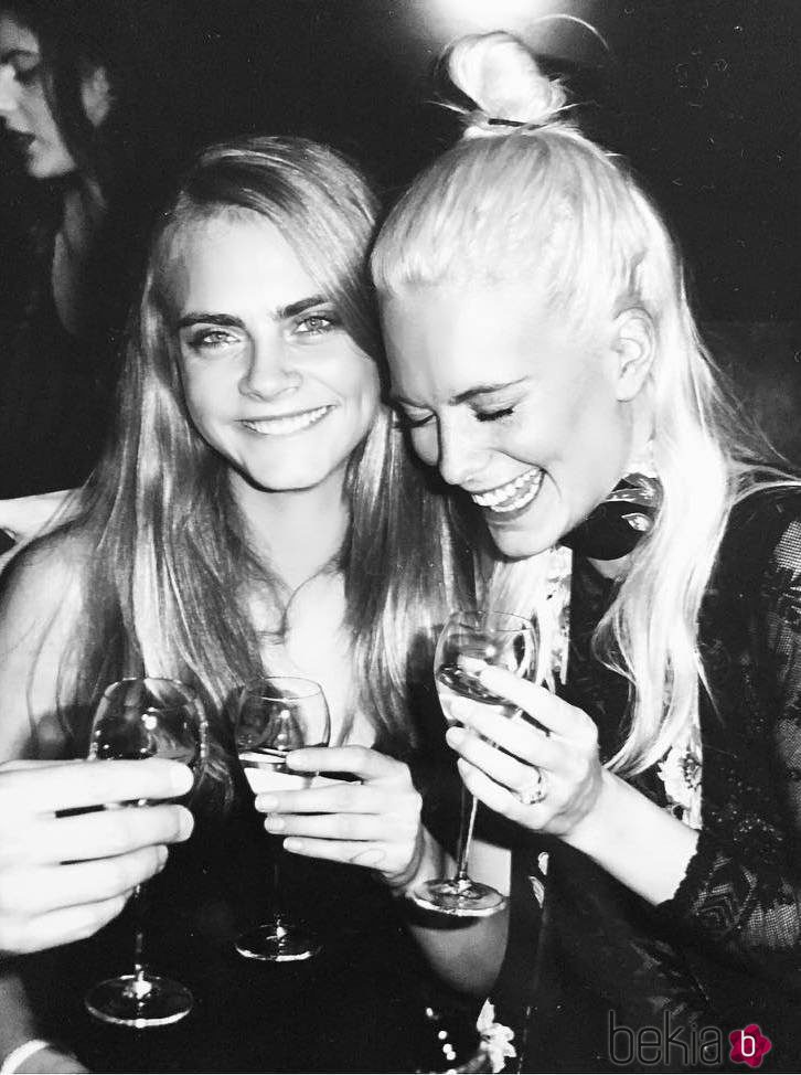 Cara y Poppy Delevingne en una fiesta