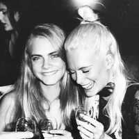 Cara y Poppy Delevingne en una fiesta