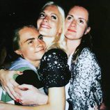 Las tres hermanas Delevingne abrazándose