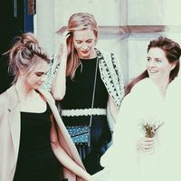 Cara y Poppy con Chloe Delevingne durante su boda