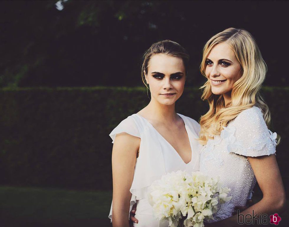 Cara con su hermana Poppy el día de su boda