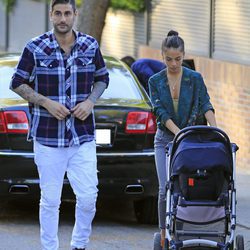 Melendi con Julia Nakamatsu y su hija Lola dando un paseo