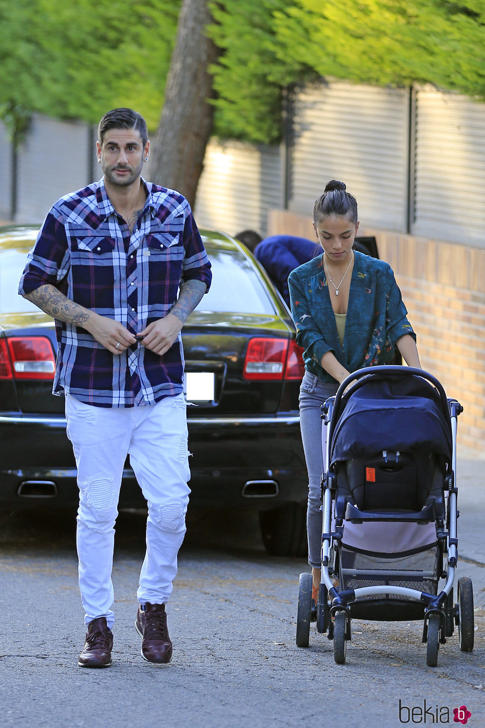 Melendi con Julia Nakamatsu y su hija Lola dando un paseo