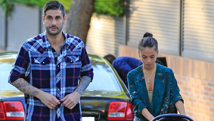 Melendi con Julia Nakamatsu y su hija Lola dando un paseo