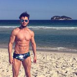 Amadeo Leandro luciendo abdominales en la playa