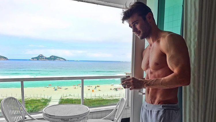 Amadeo Leandro posa sin camiseta en una terraza con vistas a la playa