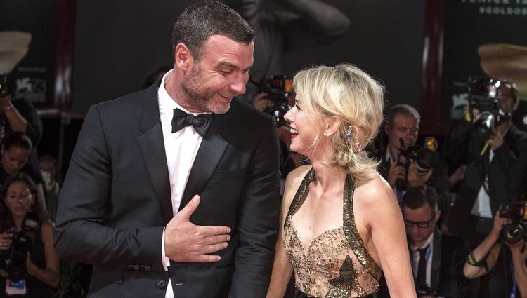 Naomi Watts y Liev Schreiber muy cariñosos en el Festival de Cine de Venecia 2016