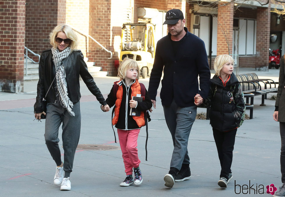 Naomi Watts y Liev Schreiber con sus hijos Sasha y Samuel en Nueva York