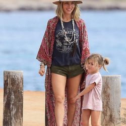 Elsa Pataky y su hija India Hemsworth en Formentera