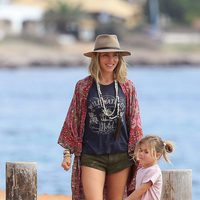 Elsa Pataky y su hija India Hemsworth en Formentera