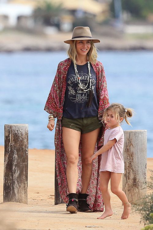 Elsa Pataky y su hija India Hemsworth en Formentera