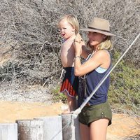 Elsa Pataky con su hijo en Formentera