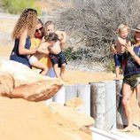 Elsa Pataky con sus hijos, su madre y su cuñada en Formentera