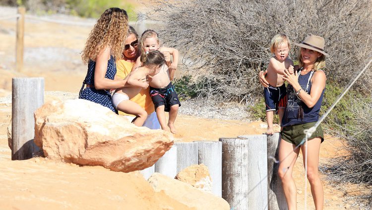 Elsa Pataky con sus hijos, su madre y su cuñada en Formentera