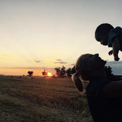 Anne Igartiburu con su hijo Nicolás en brazos viendo el atardecer