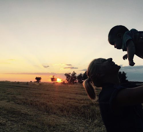 Anne Igartiburu con su hijo Nicolás en brazos viendo el atardecer