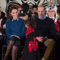 Los Duques de Cambridge, agasajados con unas danzas tradicionales en Canadá