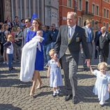 El príncipe Carlos de Borbón y Parma y la princesa Ana María con Carlos, Cecilia y Luisa en el bautizo de su hijo Carlos