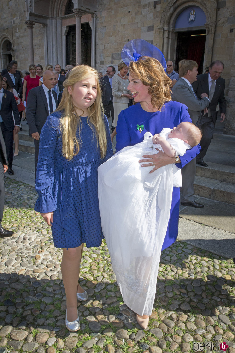 La princesa Amalia de Holanda y la princesa Ana María de Borbón y Parma con el príncipe Carlos de Borbón y Parma en su bautizo