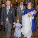 El príncipe Carlos y la princesa Ana María de Borbón y Parma en el bautizo de su hijo Carlos