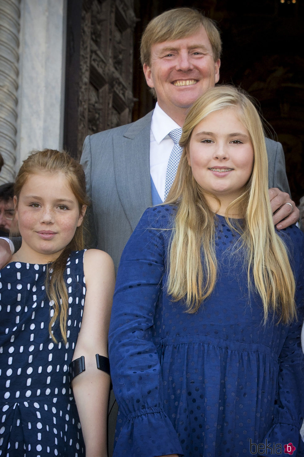 El rey Guillermo Alejandro de Holanda con sus hijas las princesas Amalia y Alexia en el bautizo de Carlos de Borbón y Parma