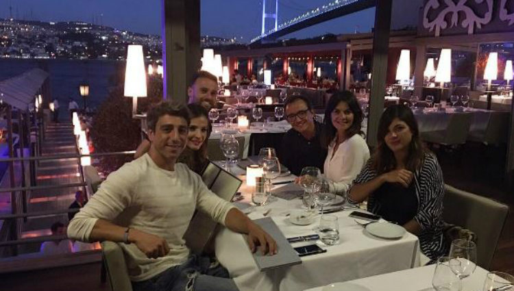 María José Suárez junto a Jordi Nieto y más amigos durante una cena en Estambul