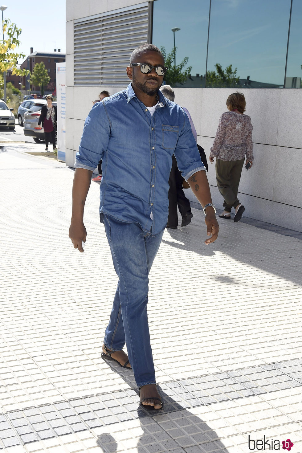 Tony Anikpe llegando al hospital para visitar a Raquel Mosquera