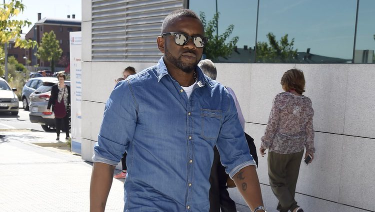 Tony Anikpe llegando al hospital para visitar a Raquel Mosquera