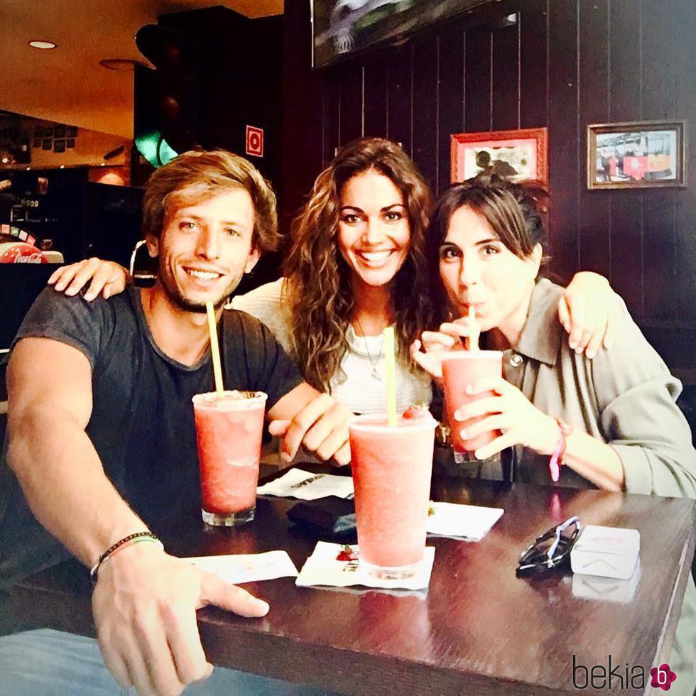 Lara Álvarez con una amiga y el italiano Eddie tomando un batido en Madrid