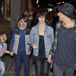 Paz Vega acudiendo al concierto de los Red Hot Chili Peppers con su familia