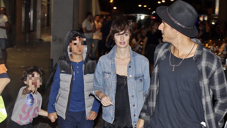 Paz Vega acudiendo al concierto de los Red Hot Chili Peppers con su familia