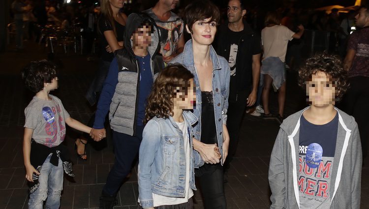 Paz Vega con su familia yendo al concierto de los Red Hot Chili Peppers