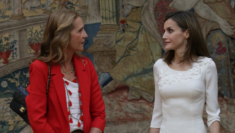 La Infanta Elena y la Reina Letizia en la audiencia a los medallistas olímpicos y paralímpicos de Rio 2016