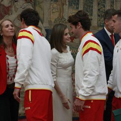 La Infanta Elena besa a los deportistas olímpicos de Rio 2016 junto a la Reina Letizia