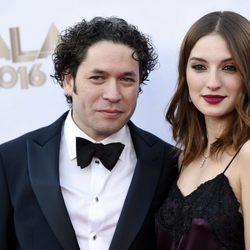 María Valverde y su novio Gustavo Dudamel en la alfombra roja del concierto filarmónico de Walt Disney