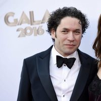 María Valverde y su novio Gustavo Dudamel en la alfombra roja del concierto filarmónico de Walt Disney