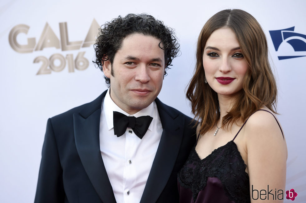 María Valverde y su novio Gustavo Dudamel en la alfombra roja del concierto filarmónico de Walt Disney