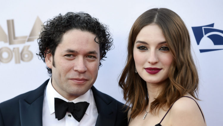 María Valverde y su novio Gustavo Dudamel en la alfombra roja del concierto filarmónico de Walt Disney