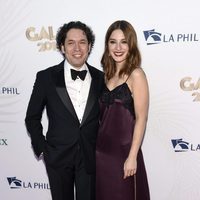 María Valverde y Gustavo Dudamel en el concierto filarmónico de Walt Disney