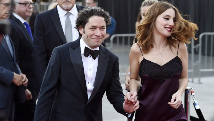 María Valderde junto a su novio Gustavo Dudamel en el concierto filarmónico de Walt Disney