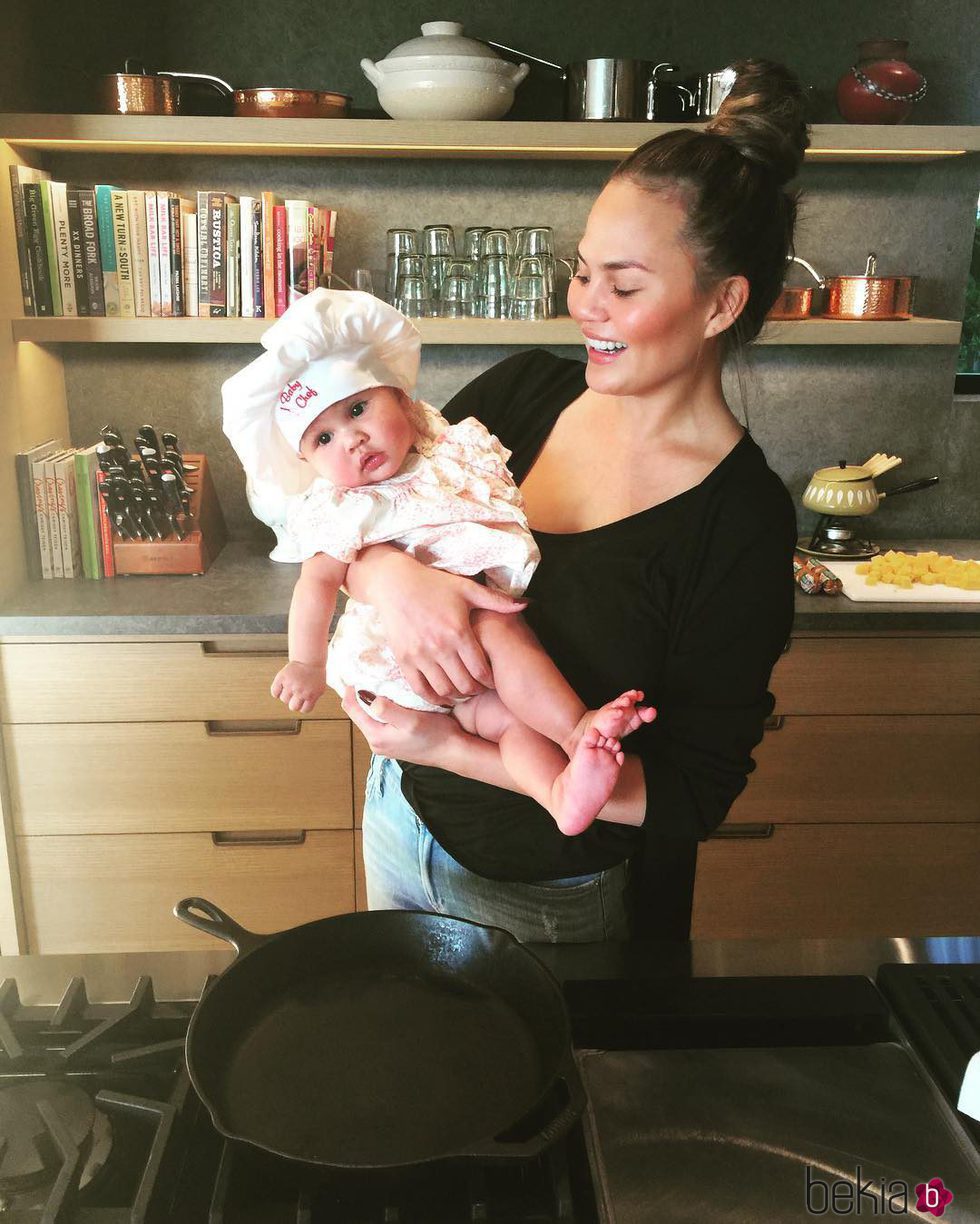 Chrissy Teigen con su hija Luna en la cocina