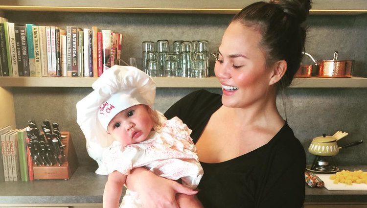 Chrissy Teigen con su hija Luna en la cocina