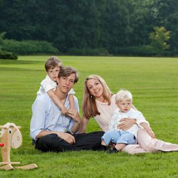 Luis de Luxemburgo y Tessy Antony con sus hijos Gabriel y Noé en el campo