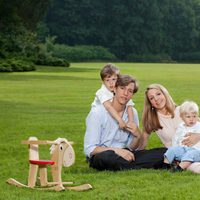 Luis de Luxemburgo y Tessy Antony con sus hijos Gabriel y Noé en el campo