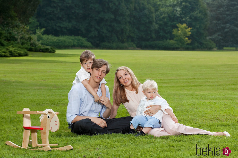 Luis de Luxemburgo y Tessy Antony con sus hijos Gabriel y Noé en el campo